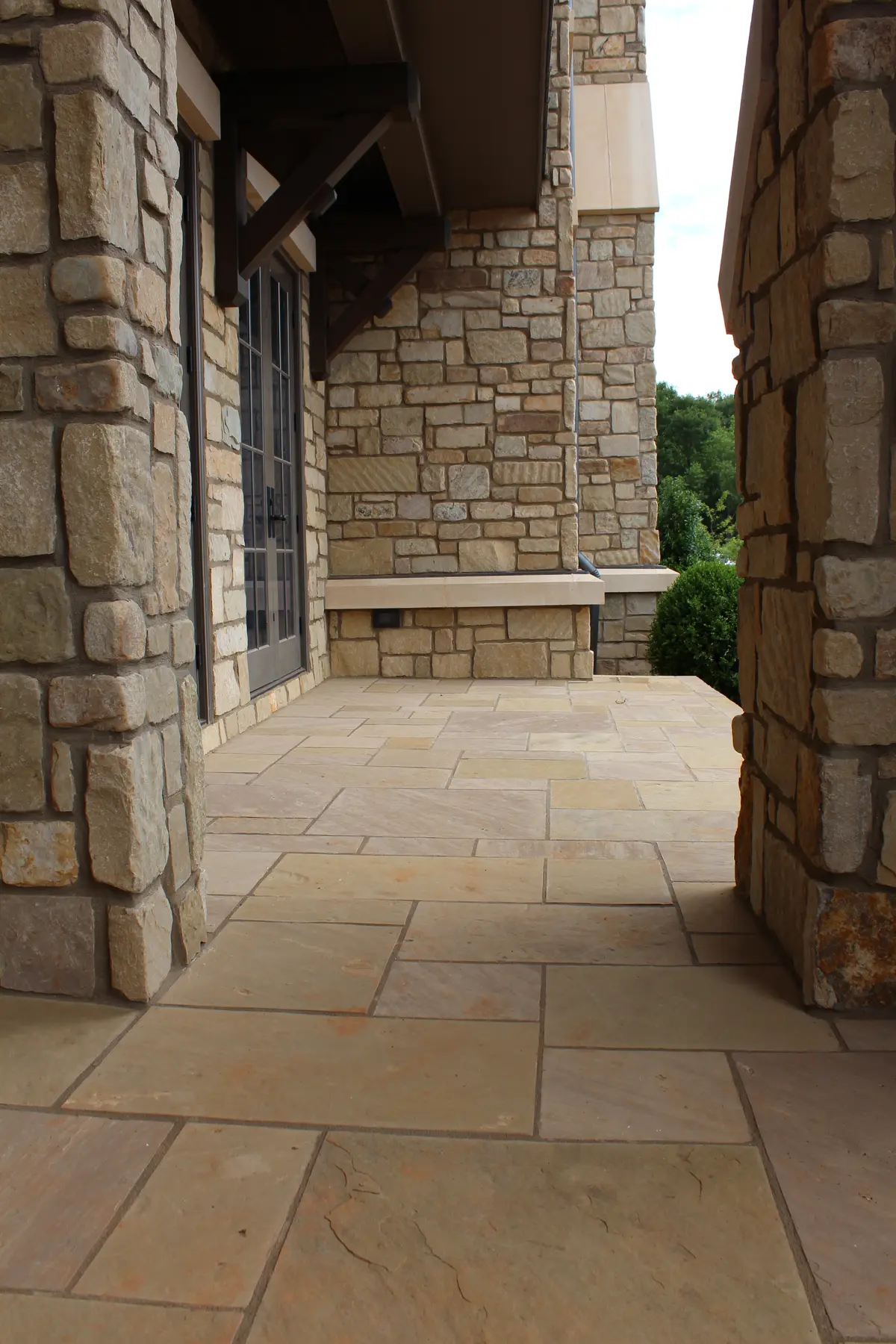 Chestnut Cream ashlar floor adn tumbled ashlar wall