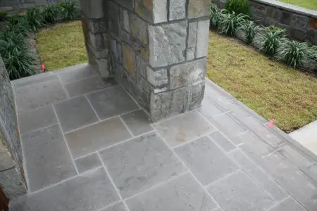 Smokey Mountain Grey CompletedSmokey Mountain gray Ashlar flooring and fieldstone ashlar column