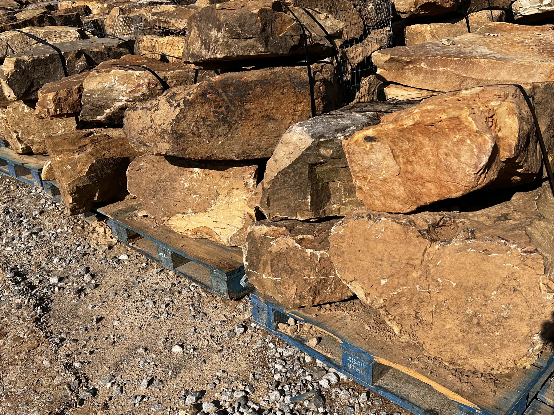 Tennessee Fieldstone FS Medium Stackable Bouloders