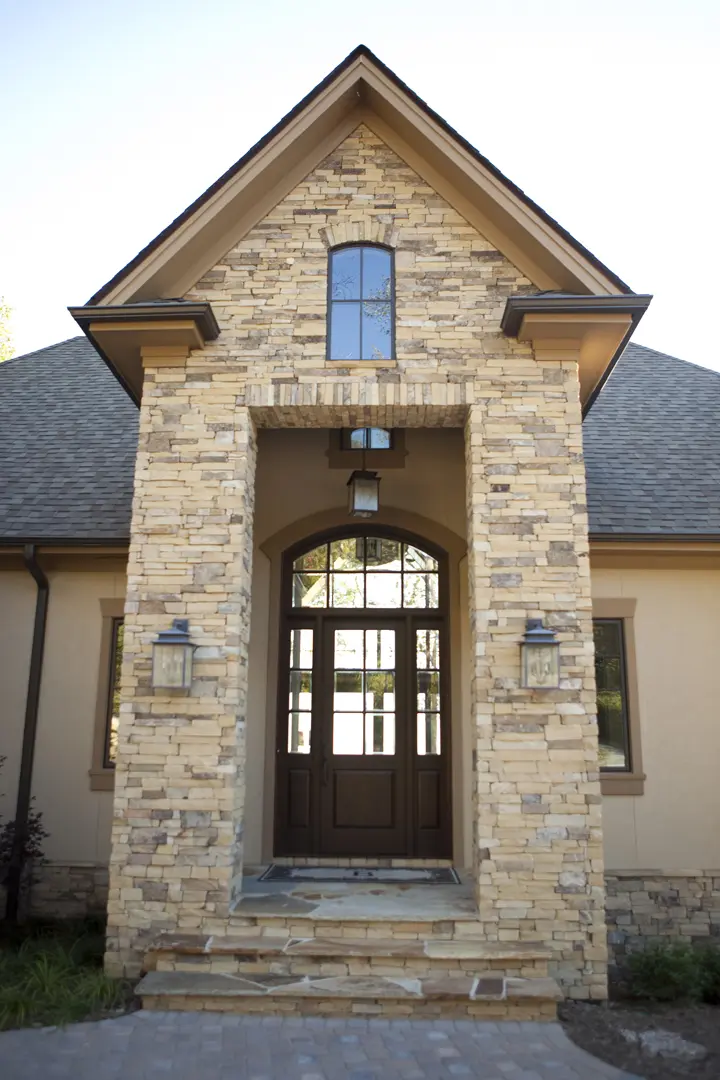 Tennessee Fieldstone chestnt cream ashlar and ladge with fieldstone accents